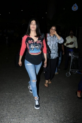 Shruti Haasan at Mumbai Airport - 12 of 17