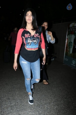 Shruti Haasan at Mumbai Airport - 16 of 17