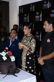 Sonakshi Sinha at Batra Positive Health Award 2016 - 13 of 16