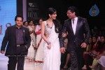 Sonal Chauhan, Zarine Khan at IIJW Event - 10 of 43