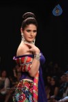 Sonal Chauhan, Zarine Khan at IIJW Event - 15 of 43