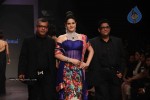 Sonal Chauhan, Zarine Khan at IIJW Event - 26 of 43