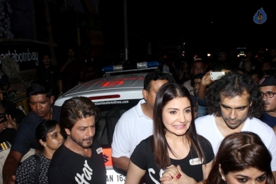 SRK and Anushka Sharma Spotted at Khar Social - 22 of 26