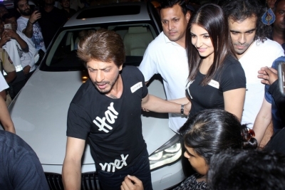SRK and Anushka Sharma Spotted at Khar Social - 24 of 26
