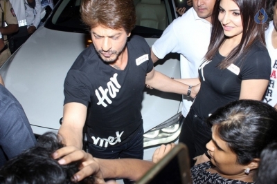 SRK and Anushka Sharma Spotted at Khar Social - 13 of 26