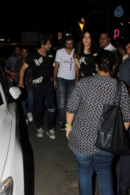 SRK and Anushka Sharma Spotted at Khar Social - 38 of 26