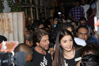 SRK and Anushka Sharma Spotted at Khar Social - 39 of 26