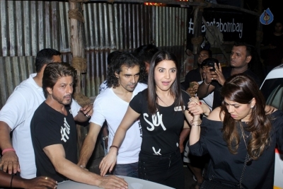 SRK and Anushka Sharma Spotted at Khar Social - 40 of 26