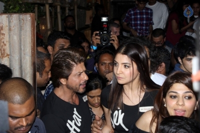 SRK and Anushka Sharma Spotted at Khar Social - 25 of 26
