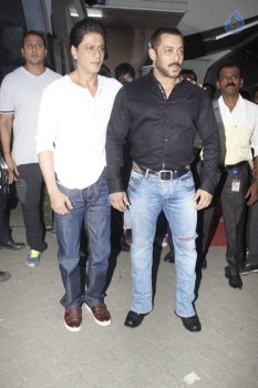 SRK and Salman Khan at Bigg Boss 9 Shoot - 5 of 6