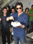 SRK Celebrates His Bday with Fans and Media - 6 of 31