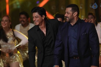 SRK with Salman Khan on Big Boss 9 Sets - 8 of 41