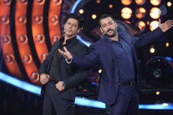 SRK with Salman Khan on Big Boss 9 Sets - 35 of 41