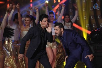 SRK with Salman Khan on Big Boss 9 Sets - 38 of 41