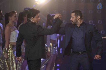 SRK with Salman Khan on Big Boss 9 Sets - 40 of 41