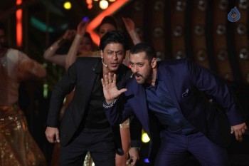 SRK with Salman Khan on Big Boss 9 Sets - 20 of 41