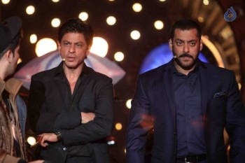 SRK with Salman Khan on Big Boss 9 Sets - 21 of 41