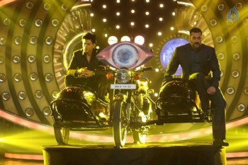 SRK with Salman Khan on Big Boss 9 Sets - 31 of 41