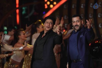 SRK with Salman Khan on Big Boss 9 Sets - 39 of 41