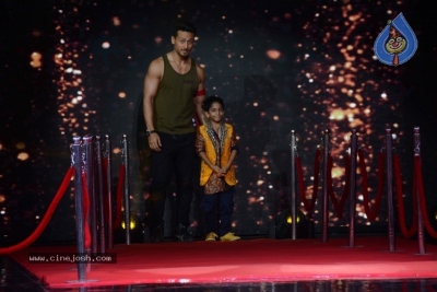 Tiger Shroff And Disha Patani Promotes Baaghi 2 On Super Dancer 2 - 3 of 17