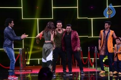 Tiger Shroff And Disha Patani Promotes Baaghi 2 On Super Dancer 2 - 10 of 17