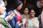 Veena Malik Visits Kamathipura - 16 of 17