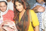 Vidya Balan Visits Mahim Dargah  - 20 of 27