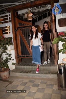 Yami Gautam Spotted At Juhu - 4 of 8