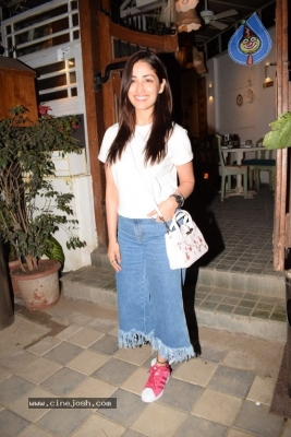 Yami Gautam Spotted At Juhu - 8 of 8