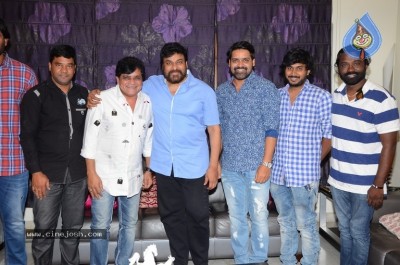 Chiranjeevi Launches Desamlo Dongalu Paddaru Trailer