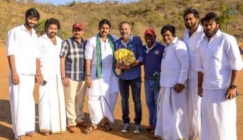Director Daya at Katamarayudu Sets