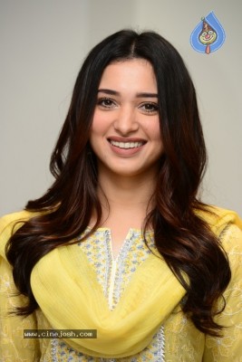 Parul Yadav Birthday Celebrations on Queen Sets