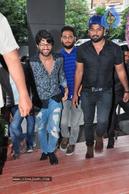 Vijay Devarakonda Watching Ee Nagaraniki Emaindi Movie