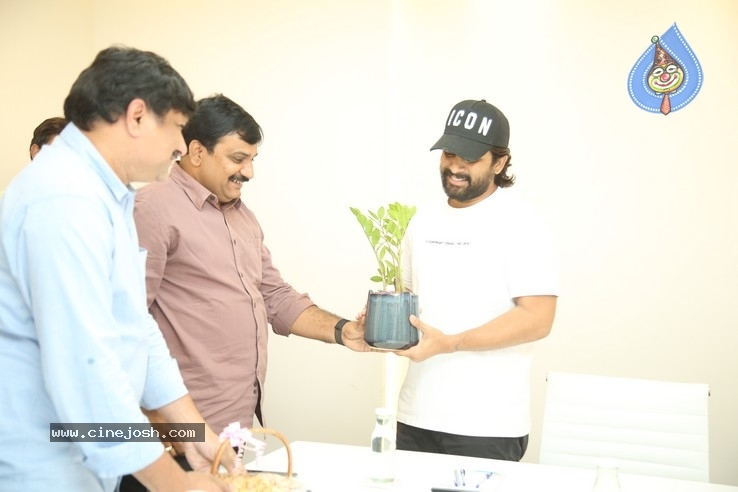 Allu Arjun Meets Film Newscasters Association - 6 / 16 photos
