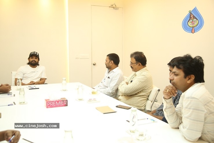 Allu Arjun Meets Film Newscasters Association - 15 / 16 photos