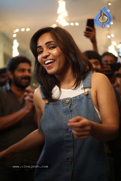 Beautiful Movie Party Pics - 19 / 98 photos