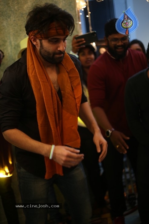 Beautiful Movie Party Pics - 64 / 98 photos