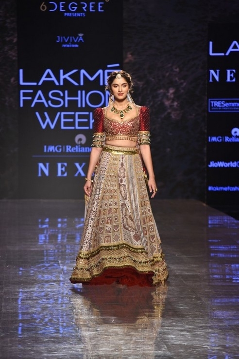 Celebs RampWalk At Lakme Fashion Week - 15 / 18 photos