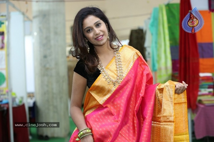 Dakkshi Guttikonda Inaugurated Silk of India Expo - 6 / 11 photos