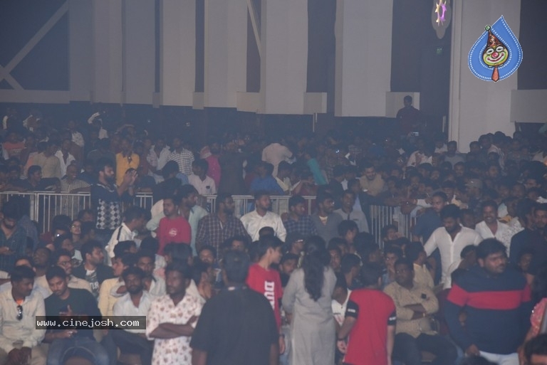 Entha Manchivaadavuraa Pre Release Event Set 01 - 14 / 34 photos