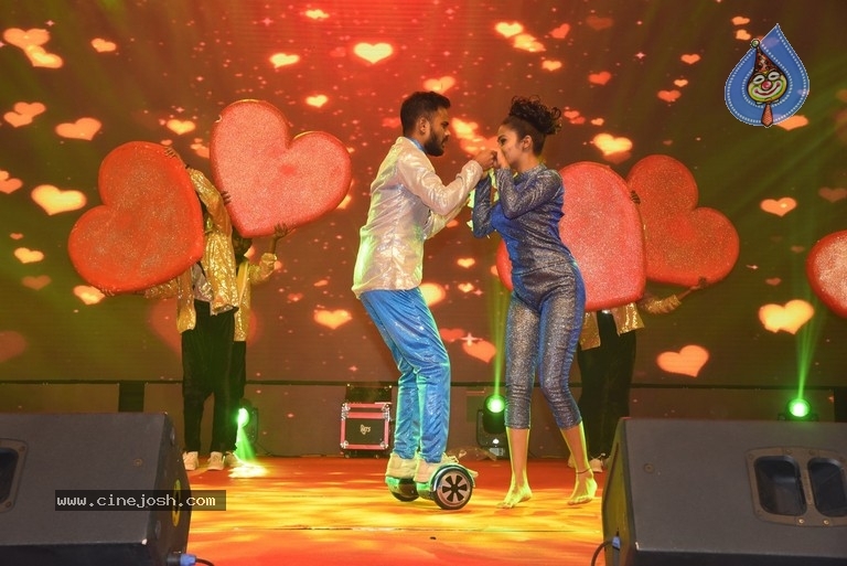 Entha Manchivaadavuraa Pre Release Event Set 01 - 26 / 34 photos