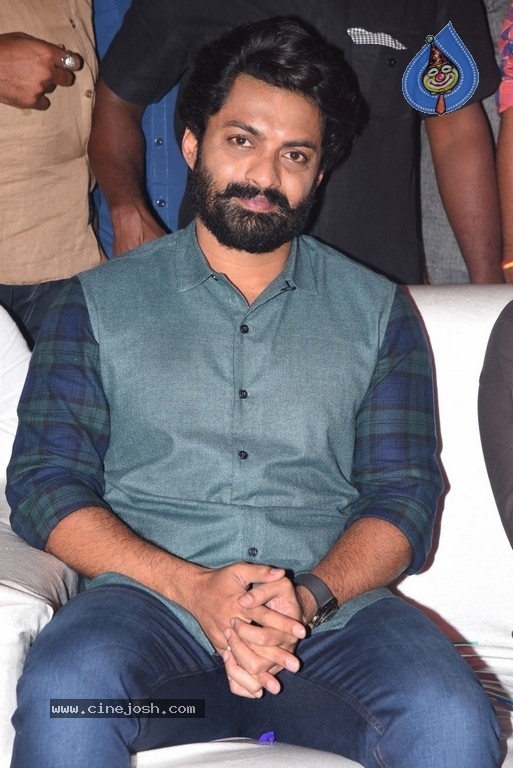 Entha Manchivaadavuraa Pre Release Event Set 02 - 25 / 81 photos