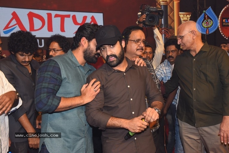 Entha Manchivaadavuraa Pre Release Event Set 02 - 29 / 81 photos