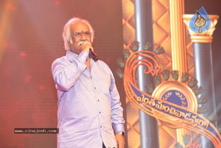 Entha Manchivaadavuraa Pre Release Event Set 02 - 30 / 81 photos