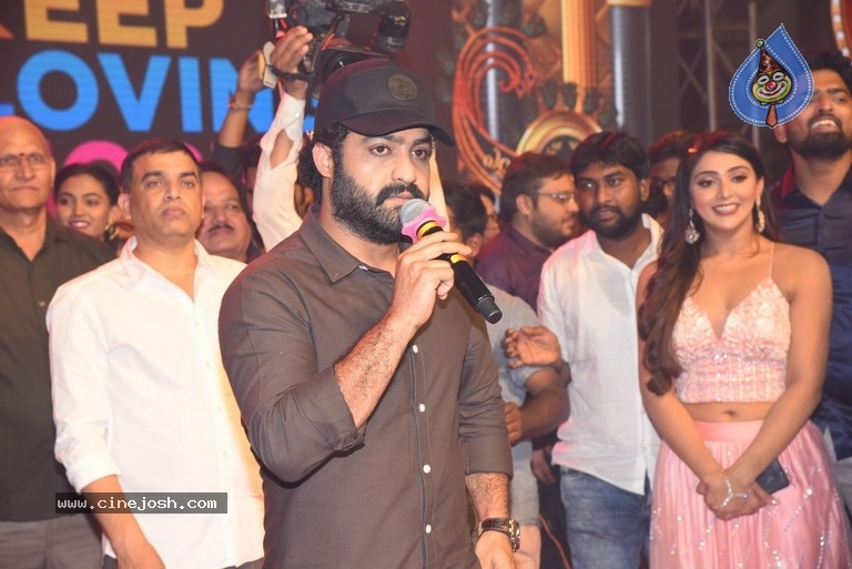Entha Manchivaadavuraa Pre Release Event Set 02 - 32 / 81 photos