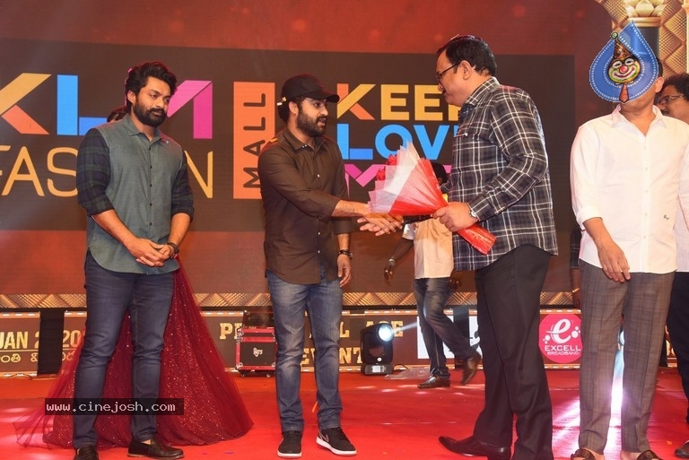 Entha Manchivaadavuraa Pre Release Event Set 02 - 33 / 81 photos