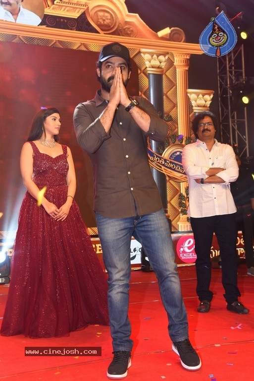 Entha Manchivaadavuraa Pre Release Event Set 02 - 35 / 81 photos