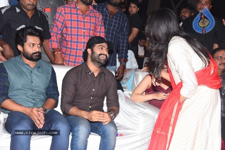 Entha Manchivaadavuraa Pre Release Event Set 02 - 36 / 81 photos