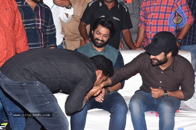 Entha Manchivaadavuraa Pre Release Event Set 02 - 37 / 81 photos