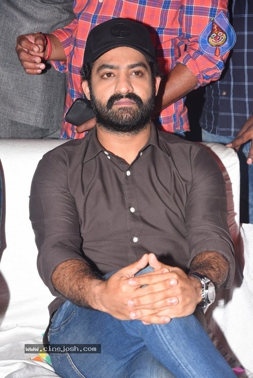 Entha Manchivaadavuraa Pre Release Event Set 02 - 40 / 81 photos